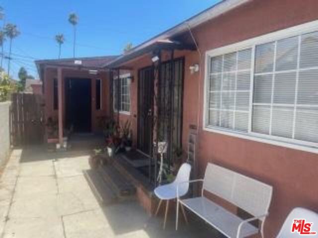 1502 S Redondo Boulevard, Los Angeles CA: https://media.crmls.org/mediaz/7731279a-c3f6-4b09-80dd-26d9a3bf6cb2.jpg