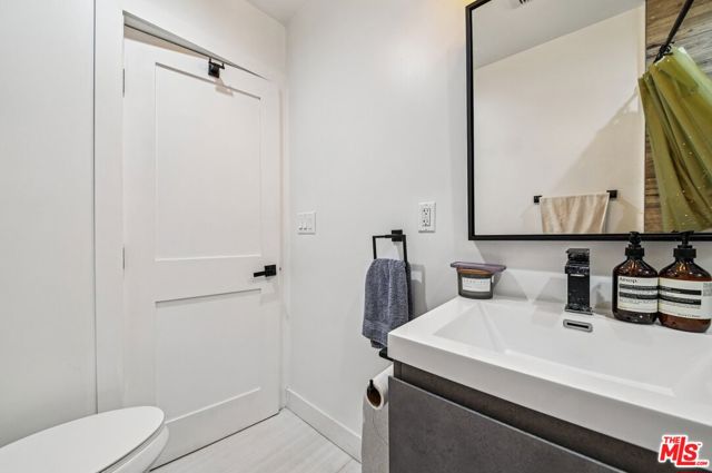 885 Kincaid Avenue, Inglewood CA: https://media.crmls.org/mediaz/77318e49-1e79-4df2-a607-e30a0c22a6e1.jpg