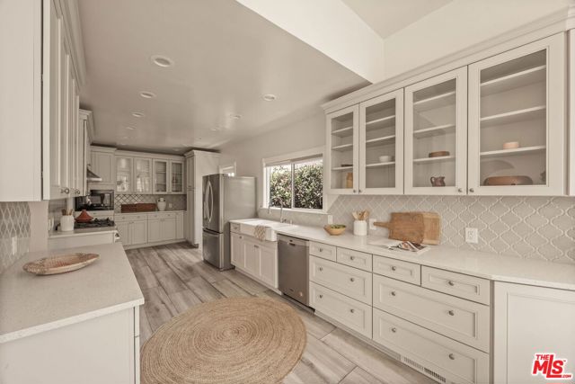 571 N Cahuenga Boulevard, Los Angeles CA: https://media.crmls.org/mediaz/77327901-471a-47de-be6e-eb6deaac5b0d.jpg