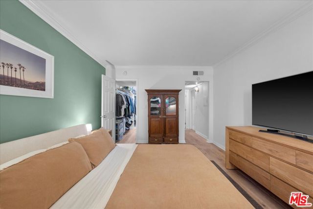 927 N Kings Road, West Hollywood CA: https://media.crmls.org/mediaz/7732caf5-afaa-43dd-904c-48bb1c417191.jpg