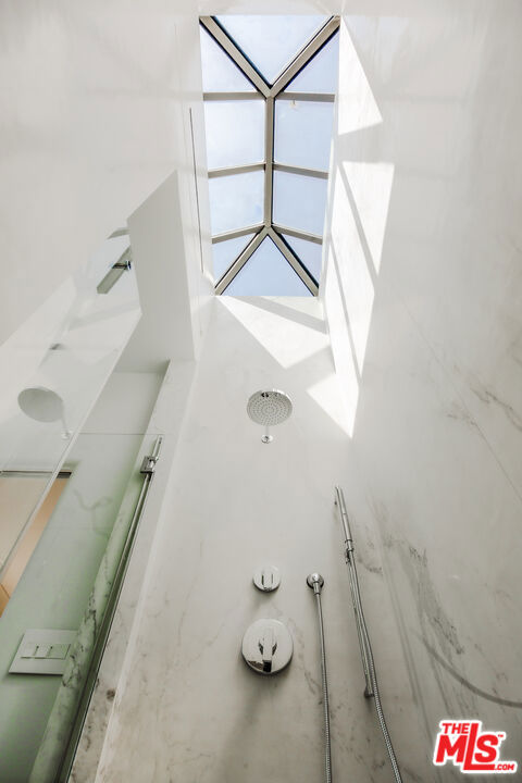 1302 Sweetzer Avenue, West Hollywood CA: https://media.crmls.org/mediaz/773358d9-5c21-4767-bfca-85f147f2092e.jpg