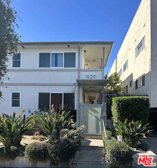 1929 Tamarind Avenue, Los Angeles CA: https://media.crmls.org/mediaz/77343913-a1b2-4051-8892-8edac31dbb8b.jpg