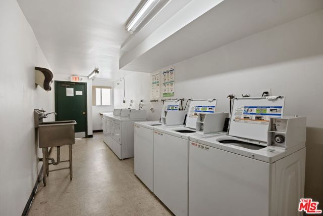 5328 Newcastle Avenue, Encino CA: https://media.crmls.org/mediaz/7734d827-d27d-442f-bd14-3e87ca6f8162.jpg