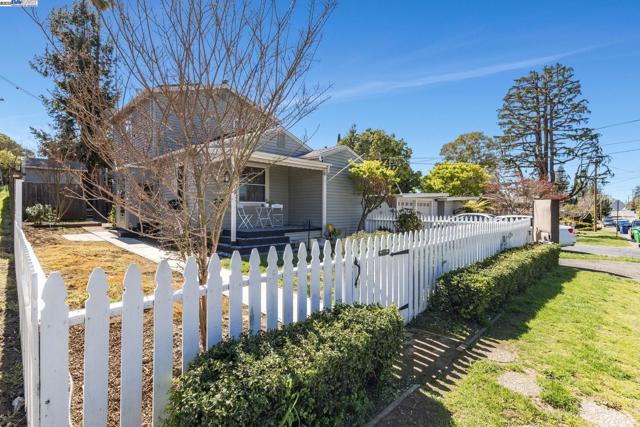 2019 E St, Hayward CA: https://media.crmls.org/mediaz/7734fbab-2a3a-476b-9f52-e272dacf553c.jpg