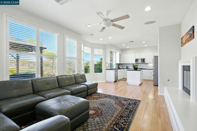 416 Ustilago Ct, San Ramon CA: https://media.crmls.org/mediaz/773571d2-3e00-487d-b31b-8820873a74f7.jpg