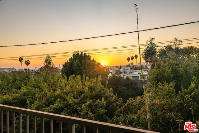 949 N Kings Road, West Hollywood CA: https://media.crmls.org/mediaz/7735eb4b-8881-4d0d-b120-c755db59af88.jpg