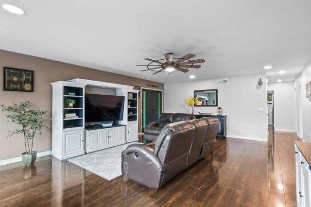 Detail Gallery Image 14 of 41 For 8409 Carlton Oaks Dr, Santee,  CA 92071 - 4 Beds | 2 Baths