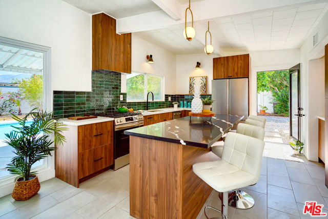 547 N Farrell Drive, Palm Springs CA: https://media.crmls.org/mediaz/77361a74-b6f3-4df5-b971-721b81d46dfe.jpg