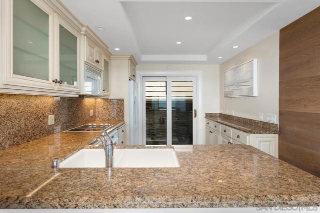 270 Surfview Ct, Del Mar CA: https://media.crmls.org/mediaz/77365348-06a0-421a-b13d-157f7e958d31.jpg