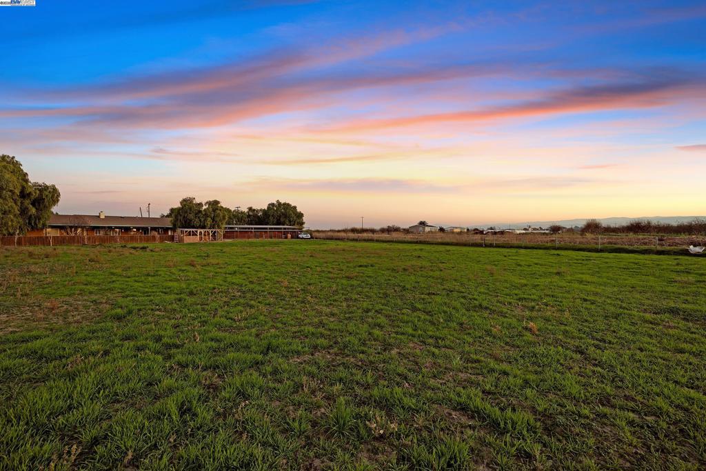 https://media.crmls.org/mediaz/773672b0-d256-419d-a5b1-2c78538e5adf.jpg?preset=X-Large
