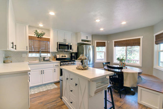 1225 Crestwood Drive, Big Bear CA: https://media.crmls.org/mediaz/7736d20f-b343-491b-89c4-ef7d902e9f4c.jpg