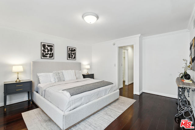 321 N Oakhurst Drive, Beverly Hills CA: https://media.crmls.org/mediaz/77370f69-fbf4-4641-8941-9de61e197c7a.jpg