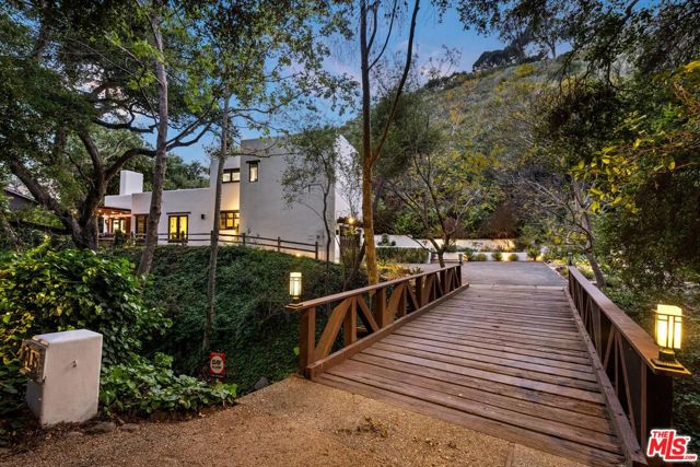1435 Sycamore Canyon Road, Santa Barbara CA: https://media.crmls.org/mediaz/77376457-9f3c-446e-9c6b-6fedb47f8f3f.jpg