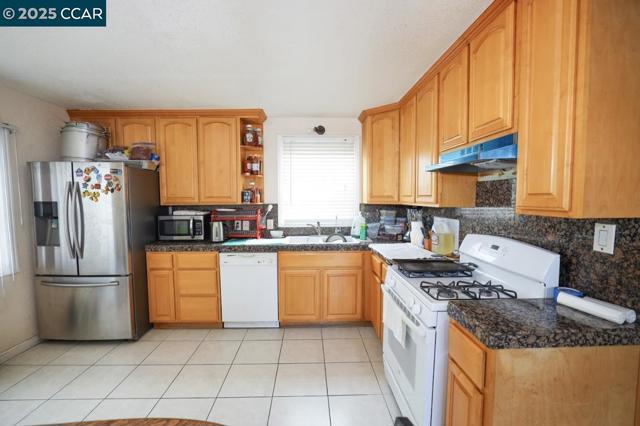 216 Suisun Ave, Rodeo CA: https://media.crmls.org/mediaz/7739b96e-61eb-40fc-89e1-322d5c56e7fc.jpg