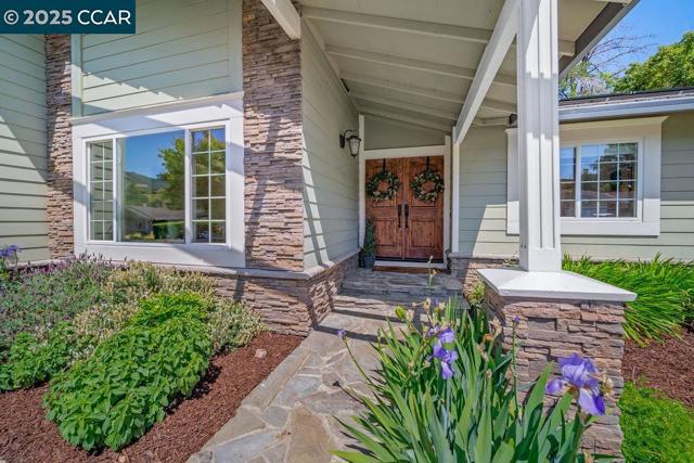 21 Mirango Ct, Clayton CA: https://media.crmls.org/mediaz/773ac51d-b717-4cbe-8f22-cfdabb43c53b.jpg