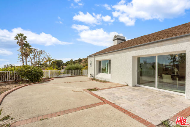 3536 Malibu Country Drive, Malibu CA: https://media.crmls.org/mediaz/773ae1c8-08c7-40e0-8608-dadb5a0d5ffe.jpg