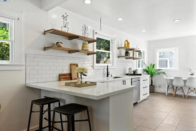 3936 Midvale Ave, Oakland CA: https://media.crmls.org/mediaz/773c7fb3-a027-4f99-b7e2-abc0ed722f15.jpg