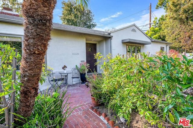 10321 Rochester Avenue, Los Angeles CA: https://media.crmls.org/mediaz/773d5741-10b1-4211-b6d7-d3ef9af81f8a.jpg