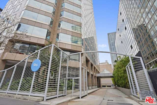801 S Grand Avenue, Los Angeles CA: https://media.crmls.org/mediaz/773df9f9-2d1c-45d6-bf2c-c6ee5c26abc4.jpg
