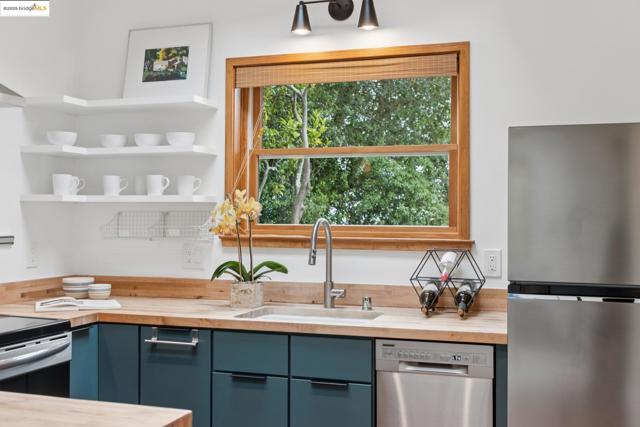 1415 Devonshire Dr, El Cerrito CA: https://media.crmls.org/mediaz/773e683a-a681-4dd2-9c21-0bac6e523fe0.jpg