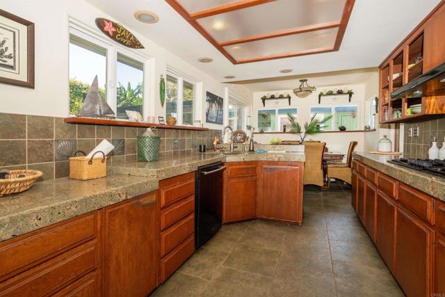 Detail Gallery Image 6 of 50 For 1840 Laurel Rd, Oceanside,  CA 92054 - 2 Beds | 1 Baths