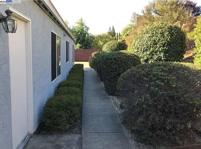 570 Daffodil Dr, Benicia CA: https://media.crmls.org/mediaz/773ecbf5-5099-40bf-a180-680ec12fc12a.jpg