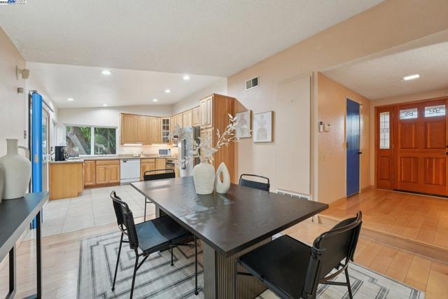 4942 Rocklin Dr, Union City CA: https://media.crmls.org/mediaz/773f784c-b961-4625-ae16-0853eea04d42.jpg