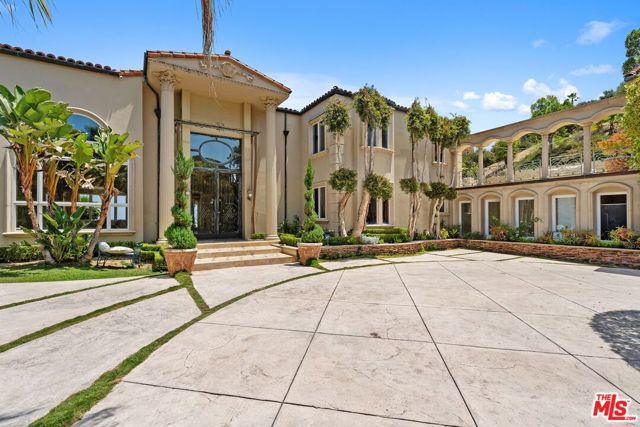 16980 Escalon Drive, Encino CA: https://media.crmls.org/mediaz/773feed4-ac30-48c1-812d-218c2176532c.jpg