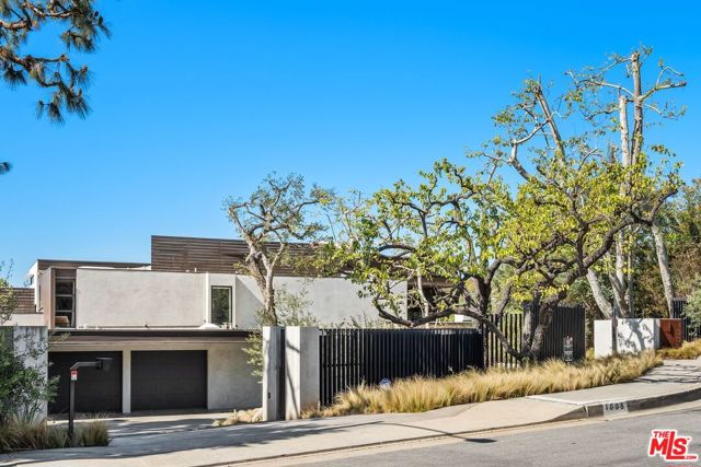 1005 Elden Way, Beverly Hills CA: https://media.crmls.org/mediaz/773ff108-bbeb-406a-a353-67d5d4dd88ae.jpg