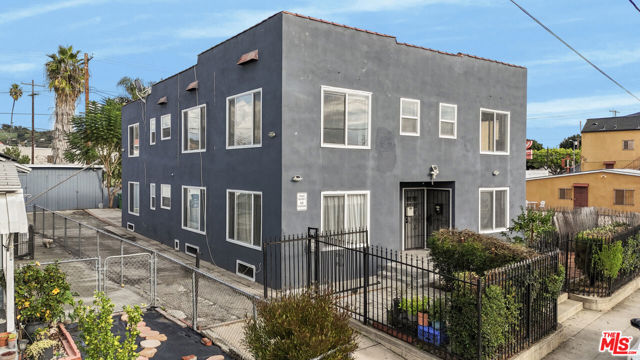 120 N Avenue 25, Los Angeles CA: https://media.crmls.org/mediaz/7740c200-6271-4710-8db3-f50122022648.jpg