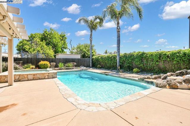 46 E Thirteenth St, Antioch CA: https://media.crmls.org/mediaz/77414244-5ca8-4a12-8616-c02a72a026f0.jpg