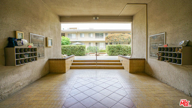 275 S Marengo Avenue, Pasadena CA: https://media.crmls.org/mediaz/77414b4d-de55-4b50-bdf0-68e87706a87c.jpg