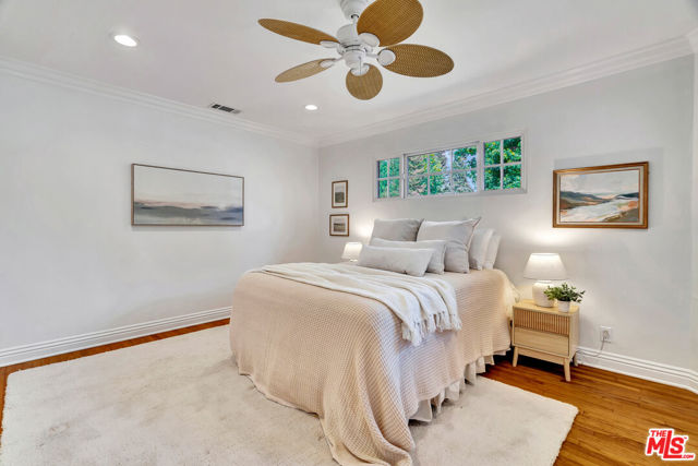 6001 Oakdale Avenue, Woodland Hills CA: https://media.crmls.org/mediaz/7742c789-2f26-4de9-a919-70fc76597030.jpg