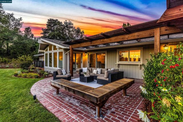11 Breck Ct, Moraga CA: https://media.crmls.org/mediaz/7743672f-9d69-44d3-913c-02381ca694d1.jpg