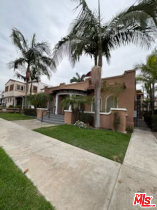 1605 E 1st Street, Long Beach CA: https://media.crmls.org/mediaz/77438187-3505-4c60-bc28-e9f1ec402da7.jpg