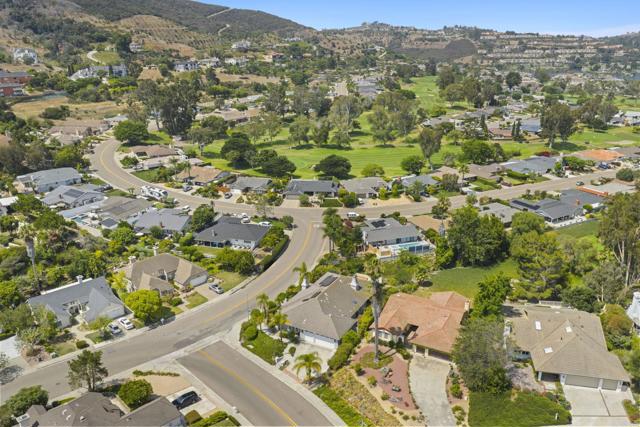 1176 LA SOMBRA Drive, San Marcos CA: https://media.crmls.org/mediaz/774399df-3690-46d2-9fae-0bb358904331.jpg