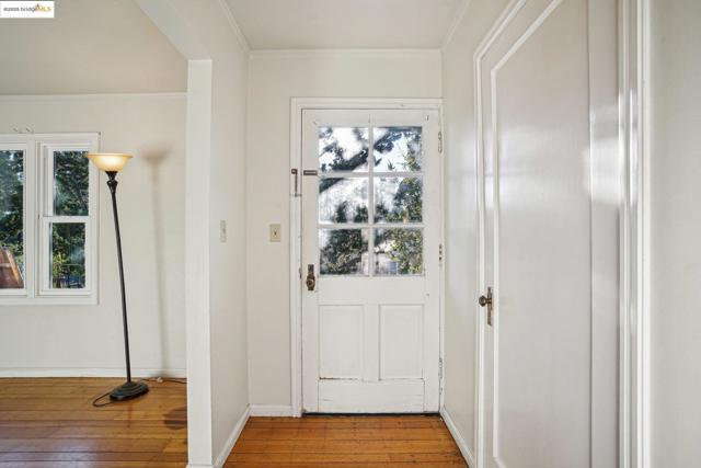 6576 Lucas AVE, Oakland CA: https://media.crmls.org/mediaz/7743cc16-b907-4bcf-8ed6-1a3e05e3f66d.jpg