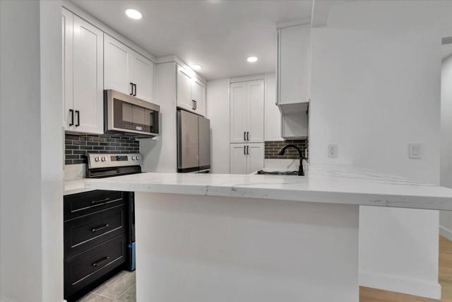 8650 Gulana Avenue, Playa del Rey CA: https://media.crmls.org/mediaz/77446e85-62bd-4368-8554-cdf8cf8cbd1a.jpg