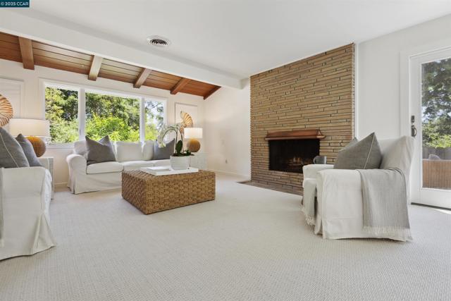1087 Rahara Dr, Lafayette CA: https://media.crmls.org/mediaz/774506f4-46ee-4d92-9964-a8670768afe6.jpg