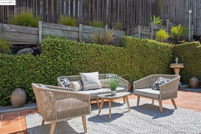 6141 Broadway Ter, Oakland CA: https://media.crmls.org/mediaz/774559f6-2db3-4b2a-9229-850a88cecd42.jpg