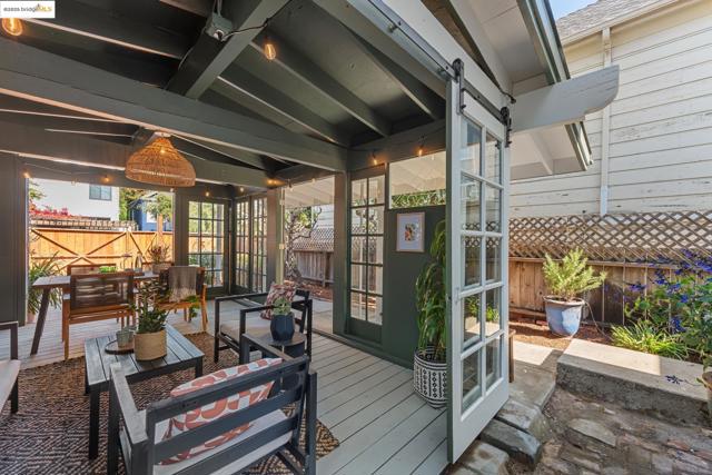 350 Henry St, Oakland CA: https://media.crmls.org/mediaz/77463d5b-31a1-4282-9122-18c38f342b55.jpg