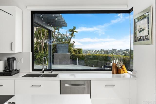 6544 Caminito Northland, La Jolla CA: https://media.crmls.org/mediaz/7746c133-9392-479b-a57a-865066d600c4.jpg