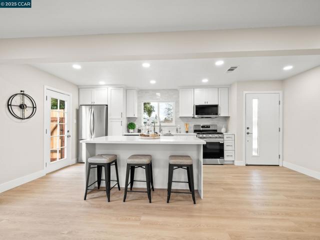 4285 Carter Ct, Concord CA: https://media.crmls.org/mediaz/77476caa-bcbc-496e-8205-43c025be6c6d.jpg