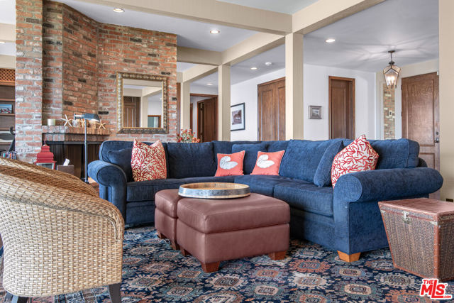 29008 Cliffside Drive, Malibu CA: https://media.crmls.org/mediaz/77485f70-4965-43e2-80f3-7a5a394418aa.jpg