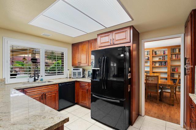 3812 Wild Oats Ln, Bonita CA: https://media.crmls.org/mediaz/77488945-4be2-4b2e-8e78-8dcab48b7490.jpg