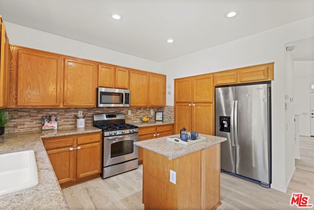 7725 Victoria Avenue, Inglewood CA: https://media.crmls.org/mediaz/77490b21-a9a1-4fe9-8843-b3404b7e2e46.jpg