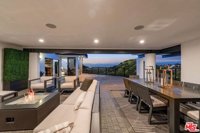 3372 Longridge Terrace, Sherman Oaks CA: https://media.crmls.org/mediaz/7749ad5b-c349-4bb0-b061-f8ef5fff7e1a.jpg