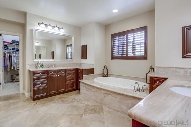 6977 Corte Langosta, Carlsbad CA: https://media.crmls.org/mediaz/774a1cc0-3157-411e-86de-611a0190116e.jpg