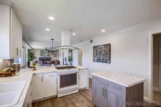 7832 Cinnabar Dr, La Mesa CA: https://media.crmls.org/mediaz/774a5d0d-2d6e-40ba-8b89-dc7775781c58.jpg