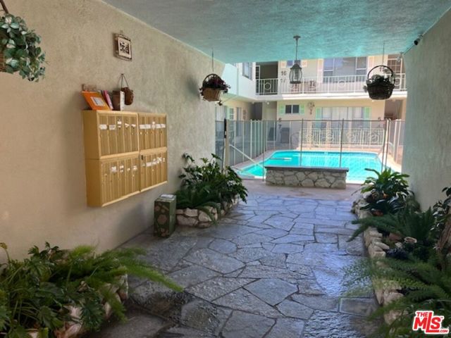 11829 Kiowa Avenue, Los Angeles CA: https://media.crmls.org/mediaz/774e158b-4781-4d28-a466-dc391d4218d7.jpg